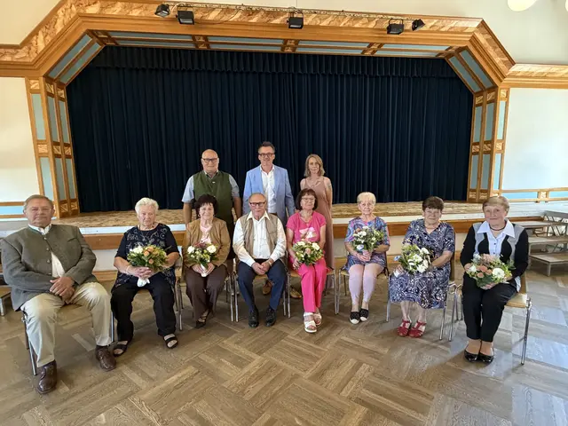 80. Geburtstag (v.l.) –  1. Reihe (sitzend): Alfred Maier, Rosina Lunzer, Anna Schmidt, Herbert Wojta-Stremayr, Elfriede Selhofer, Lajosne Magyari, Anna Binderlehner, Theresia Reßl; 2. Reihe (stehend): Gemeinderat Josef Motusz, Gemeinderätin Pamela Köberl, Bürgermeister Hans-Jürgen Resel. | Foto: Marktgemeinde St. Leonhard am Forst
