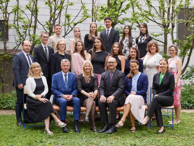 BHAK LIBS Linz, 5AHK
1. Reihe von links: MMag. Ursula Polgar, MMag. Christian Tasch, Direktorin OStR MMag. Barbara Hansmaier-Strassern, Mag. Martin Leitgeb, Mag. Bettina Seifert, Mag. Manon Haas, B.Ed. Univ.

2. Reihe von links: Hajret Beluli, BEd, Mag. Philipp Buchner, Mag. Elisabeth Leonov, Fatima Hadzipasic, Dzejlana Causevic, Sarah Süss, Mag. Herta Brandstötter, Mag. Maria Hofmann, Mag. Claudia Horak, MA

3. Reihe von links: Stefan Maksic, Iasmina-Christine Velciov, Eva-Maria Grankl, David Reder, Anida Alic, Merisa Mehadzic | Foto: Desiree Brodesser/GMR