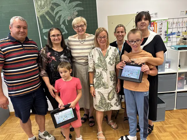 Freude bei den Eltern von Teodora über den Sprachcomputer. In der Mitte Präsidentin Eva Tomaschek und Soroptimistin Monika Bachler, Carina Bloder von Lifetool Graz, Schulleiterin Eva Gruber mit Floart.  | Foto: MeinBezirk/Angelina Koidl