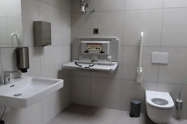 Die neue WC-Anlage umfasst getrennte Damen- und Herrenbereiche sowie ein barrierefreies WC mit Wickeltisch. | Foto: Kendlbacher