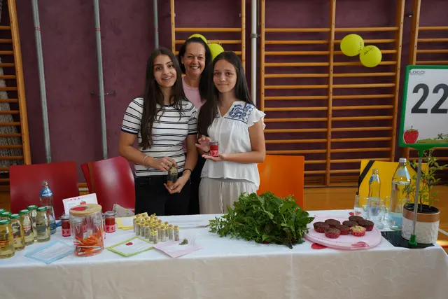 Elona und Nayla sahen sich die Station "Gesunde Küche" genau an.  | Foto: meinbezirk.at/Birgit Gehrke