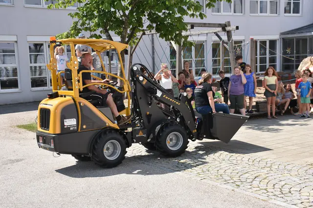Angela und Bernhard Aschauer und ihre Mitarbeiterinnen und Mitarbeiter von Baumaschinen Aschauer verteilten an die Volksschulkinder und an die Kinder in der Krabbelstube und im Kindergarten kühle Erfrischungen.  | Foto: Robert Zinterhof