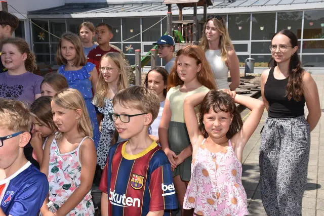Angela und Bernhard Aschauer und ihre Mitarbeiterinnen und Mitarbeiter von Baumaschinen Aschauer verteilten an die Volksschulkinder und an die Kinder in der Krabbelstube und im Kindergarten kühle Erfrischungen.  | Foto: Robert Zinterhof