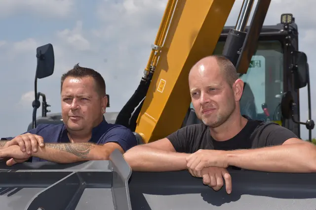 Angela und Bernhard Aschauer und ihre Mitarbeiterinnen und Mitarbeiter von Baumaschinen Aschauer verteilten an die Volksschulkinder und an die Kinder in der Krabbelstube und im Kindergarten kühle Erfrischungen.  | Foto: Robert Zinterhof