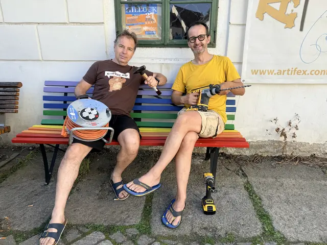 Rainer Lenzenweger und Walter Gußner stellten das Bankerl wieder auf. | Foto: Rainer Lenzenweger