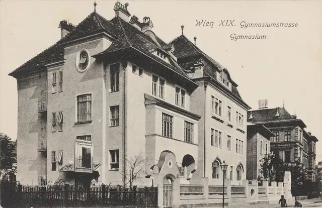 Sperlings Postkartenverlag (M. M. S.) (Hersteller), 19., Gymnasiumstraße 79-83, mit Gymnasium, Ansichtskarte, 1905–1909, Wien Museum Inv.-Nr. 234873 | Foto: Sperlings Postkartenverlag/Wien Museum