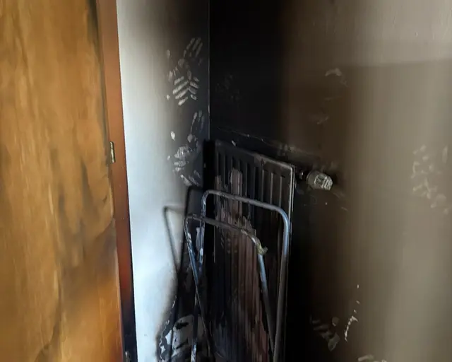 Durch den Ruß entstand in der Wohnung ein erheblicher Schaden. 