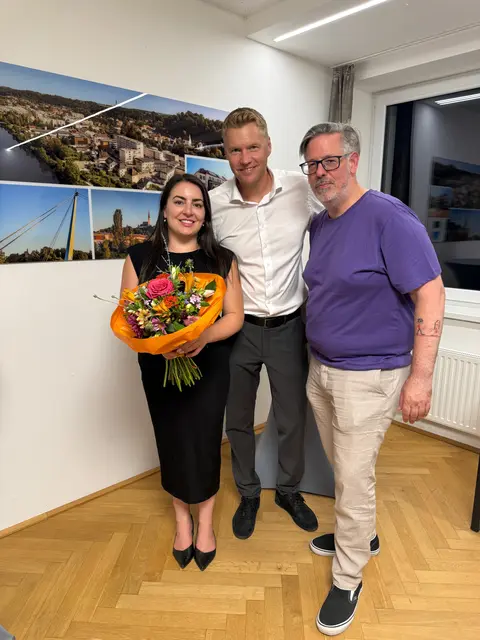 Der Thlaheimer Bürgermeiter Christian Haagen (ÖVP)(Mitte) gratulierte den Gemeinderäten Julia Breitwieser und Ralph Schallmeiner zum jeweiligen runden Geburtstag. | Foto: Breitwieser