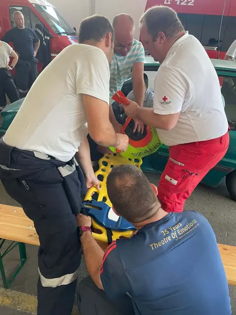 In mehreren Einsatzgruppen hatten die zahlreichen Teilnehmer die Möglichkeit, die unterschiedlichen Rettungstechniken selbst anzuwenden. | Foto: FF Vitis