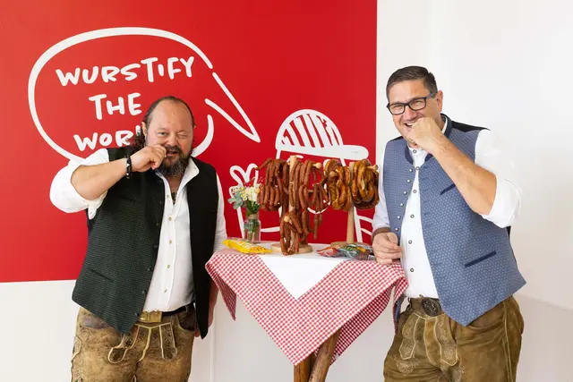Der Schwerpunkt der Produktion in Wildenau liegt auf Rohwurstspezialitäten, die für den österreichischen und den deutschen Markt hergestellt werden. Im Bild: Inhaber Hannes Weber (li.) und Betriebsleiter Hermann Haider. | Foto: Lisa Burck/Bazzoka