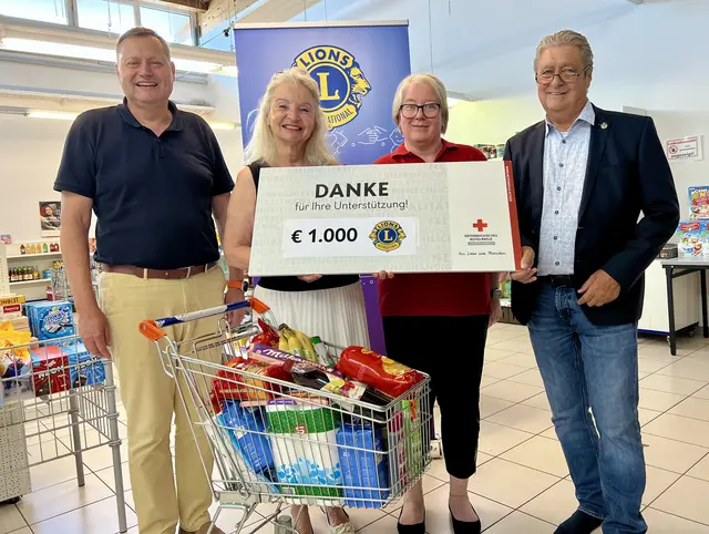 RK-Bezirksgeschäftsleiter Johannes Raab, Rotkreuz-Bezirksstellenleiterin Wilbirg Mitterlehner, Rotkreuz-Marktleiterin Susanne Laher und Past-Präsident Wolfgang Tenschert (v. l.). | Foto: Lions