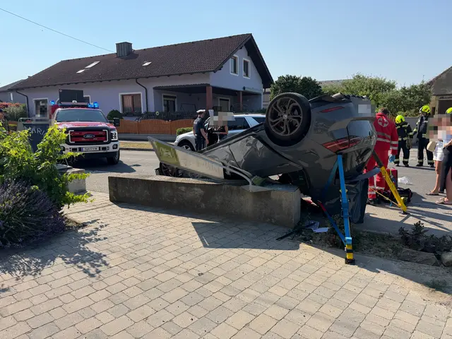 Ein schwerer Verkehrsunfall auf der Hauptstraße in Asparn-Langenohr hat den Einsatz mehrerer Feuerwehren sowie von Rettung und Polizei erforderlich gemacht.  | Foto: FF Tulln