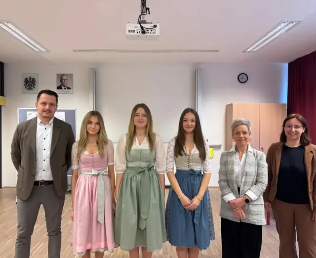 Die Maturantinnen bei der Präsentation ihrer Diplomarbeit im April 2026 mit Direktor Mag. Otto Ahammer, Klassenvorständin Mag. Tanja Stocker und Diplomarbeitsbetreuerin MMag. Christine Leitner | Foto: BHAK/BHAS Bad Ischl