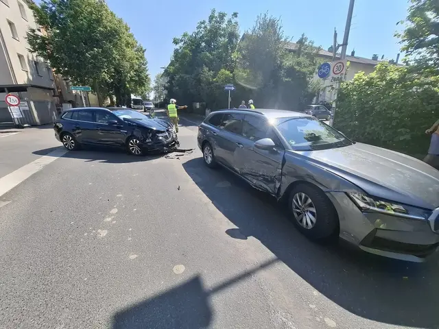 Die beiden involvierten Autos wurden stark beschädigt. | Foto: FF Ried