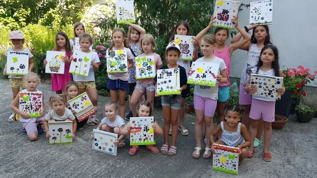 Kindergruppe mit ihren Werken