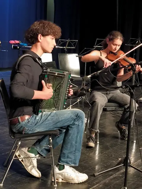 Marvin und Lara Mugal beim Musizieren | Foto: Maria Hermann