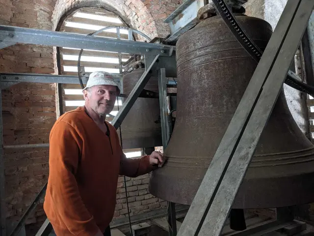 13 Männer putzten die Pfarrkirche Andorf von der Eingangspforte bis hinauf zum Glockenturm. Über 110 Stunden investierten sie, um das Gotteshaus gründlich zu reinigen.  | Foto: Haidinger