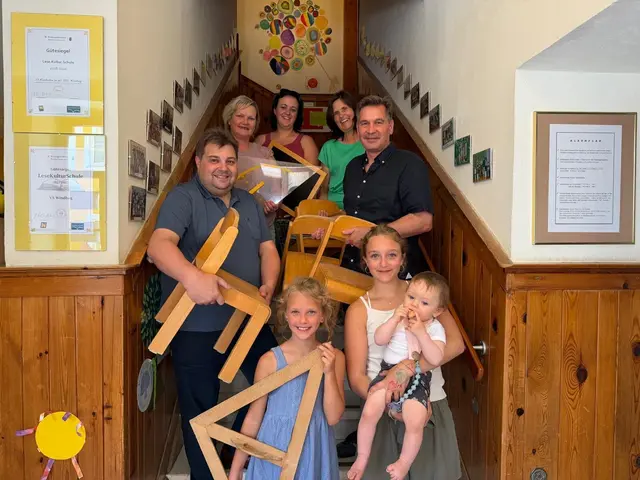 Landtagsabgeordneter Vizebürgermeister Mario Wührer, Claudia Gassner
(VS Windhag), Lisa Hofmarcher, Regina Rammel (Direktorin VS Windhag), 
Bürgermeister Werner Krammer (v.l.) mit den Kindern Marlene, Jana und Nora. | Foto: Stadt Waidhofen/Ybbs