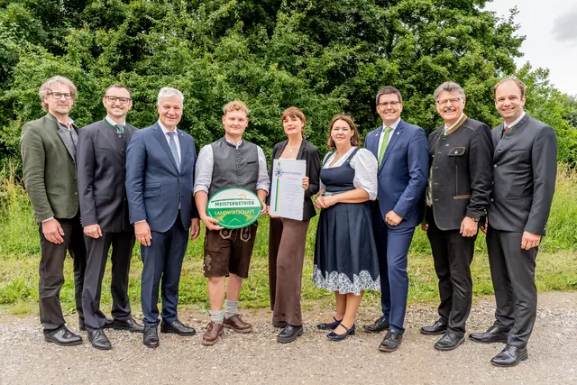 Vorsitzender der Land- und forstwirtschaftlichen Lehrlings- und Fachausbildungsstelle NÖ Wolfgang Dobritzhofer, der Leiter der Land- und forstwirtschaftlichen Lehrlings- und Fachausbildungsstelle NÖ Anton Hölzl, Landesrat Anton Kasser, die Absolventen Nicola Wagner und Peter Madzak-Zalesak, Landwirtschaftskammer NÖ Abteilungsleiterin Bildung Martina Schauer, 
Landwirtschaftskammer NÖ-Vizepräsident Lorenz Mayr, NÖ Landarbeiterkammer-Präsident Andreas Freistetter und ARGE Meister-Obmann Andreas Boigenfürst. | Foto: Georg Pomaßl/LK Niederösterreich