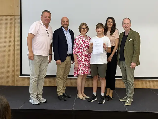 Bezirksstellenobmann Martin Fürndraht (2.v.l.) und WKNÖ-Vizepräsident Erich Moser (1.v.r.) mit der Company der Mittelschule Alland. | Foto: WKNÖ