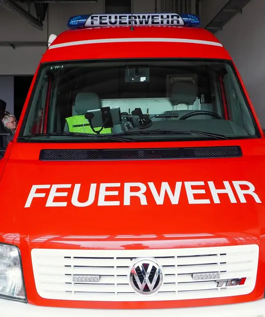 Mehrere Einsatzkräfte rückten zum Unfallort aus. (Symbolfoto) | Foto: pixabay / matthiasboeckel