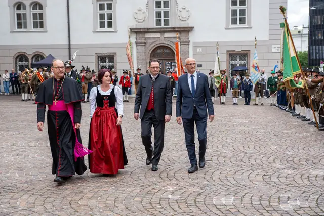 Abschreiten der Front mit (v.l.) Bischof Hermann Glettler, Landtagspräsidentin Sonja Ledl-Rossmann, Bundesminister Norbert Totschnig und LH Anton Mattle. | Foto: Land Tirol/Jovanovic