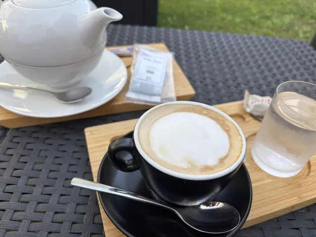 Zum Frühstück gibt es erstklassigen Kaffee aus der Siebträgermaschine. | Foto: Jennifer Flechl / MeinBezirk