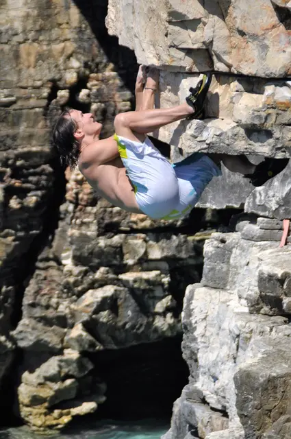 Das Bouldern am Fels im freien Gelände unterscheidet sich allerdings deutlich vom Bouldern in der Halle.  | Foto: pixabay / Charly_7777