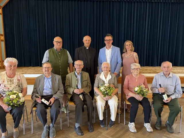 Diamantene Hochzeit (v.l.) – 1. Reihe (sitzend): Josefa und Johann Fichtinger, Ignaz und Cäzilia Pretz, Elenore und Anton Schmutzer; 2. Reihe (stehend) von links nach rechts:
Gemeinderat Josef Motusz, Pfarrer Franz Kraus, Bürgermeister Hans-Jürgen Resel, Gemeinderätin Pamela Köberl.
 | Foto: Marktgemeinde St. Leonhard am Forst
