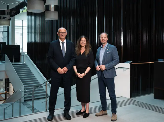 Anton Mattle (Landeshauptmann Tirol), Irene Girkinger (Geschäftsführende Intendantin) und Johannes Anzengruber (Bürgermeister Innsbruck) (v.l.) | Foto: TLT