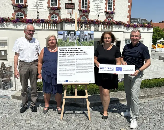 Reinhard Preißl, Renate Eggenhofer, Jana Lochmanová und Bürgermeister Josef Ramharter mit der Ausstellungstafel Nummer 1 vor dem Rathaus, dem Ausgangspunkt des Rundgangs. | Foto: Stadtgemeinde Waidhofen/Thaya
