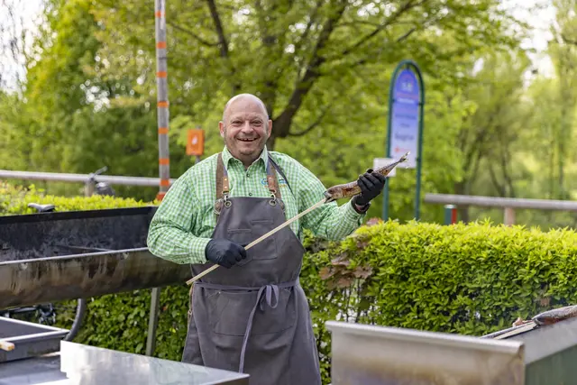 Arnold Hörmann vom donAu-Stand'l bereitet köstliche Steckerlfische zu. | Foto: donAu-Stand'l