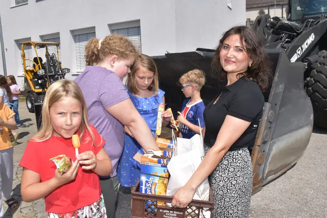 Angela und Bernhard Aschauer und ihre Mitarbeiterinnen und Mitarbeiter von Baumaschinen Aschauer verteilten an die Volksschulkinder und an die Kinder in der Krabbelstube und im Kindergarten kühle Erfrischungen.  | Foto: Robert Zinterhof