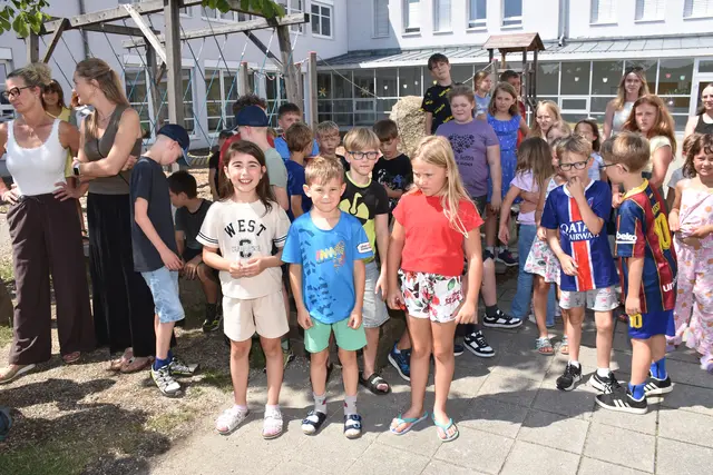 Angela und Bernhard Aschauer und ihre Mitarbeiterinnen und Mitarbeiter von Baumaschinen Aschauer verteilten an die Volksschulkinder und an die Kinder in der Krabbelstube und im Kindergarten kühle Erfrischungen.  | Foto: Robert Zinterhof