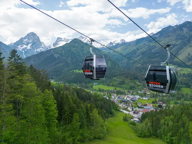 Mit den Bergbahnen vom Ortseingang Hinterstoders hinaufschweben auf die Höss. | Foto: Michael Schirmbeck