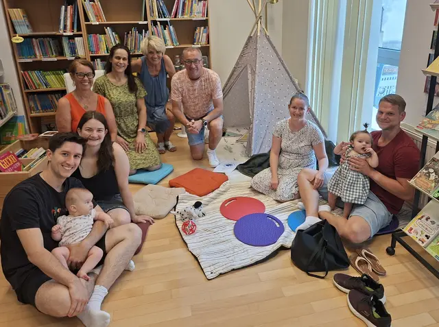 Moritz Knauer und Marlene Bruckner mit Tochter Linda, Helga Brandstätter, Leiterin Gabriele Gunn, Herta Kronawetter, Bildungsgemeinderat Franz Ambichl, Tamara und Stephan Vrana mit Tochter Emma. | Foto: Gde. Pyhra