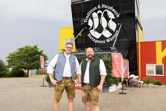 Hannes Weber, Inhaber der Metzgerei Wasner (rechts) und Hermann Haider, Leiter des Standorts in Wildenau, haben den „Kletzerln“ zum Comeback verholfen. | Foto: Lisa Burck/Bazzoka