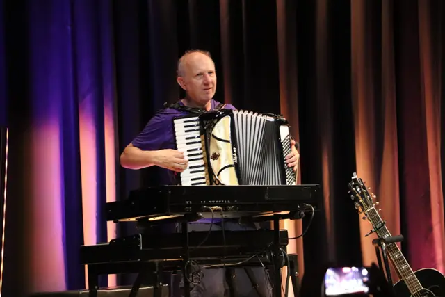 Roland Guggenbichler, langjähriger Weggefährte von Hans Theessink, ist ein Genie am Piano und Akkordeon | Foto: Edith Ertl
