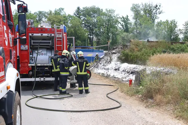 Ein 15 Meter langer Böschungsbrand in Wels-Schafwiesen beschäftigte die Feuerwehr. | Foto: laumat.at
