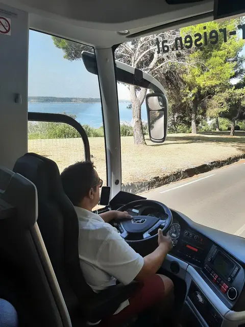 Im Sommer sehr beliebt sind die Fahrten ans Meer zum Badeurlaub. | Foto: Frauensteiner Reisen