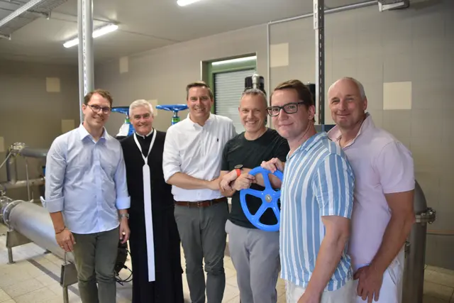 GR Markus Presle (Wasserausschuss), Stiftskämmerer Elias Carr, Bürgermeister Christoph Kaufmann, Stadtrat Christoph Stattin, Stadtrat Clemens Ableidinger (vorne) und Herbert Preisl, Leiter der Wasserversorgung.  | Foto: Weber