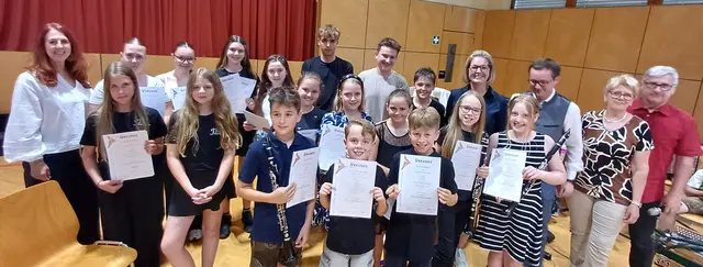 Die Schülerinnen und Schüler in Groß St. Florian mit ihren Urkunden