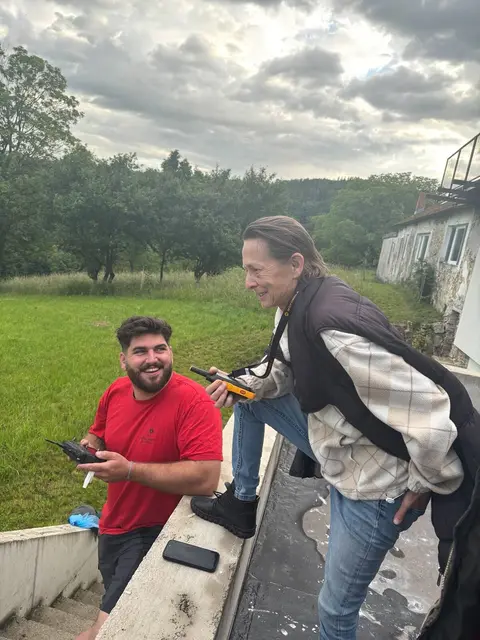 Stefan und Monika halten die Stellung, während das restliche Team im Feld nach dem Rehkitz sucht. | Foto: Magdalena Deskovic / MeinBezirk