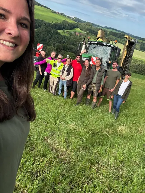Im Einsatz für mehr Tierwohl: Magdalena Deskovic (Werbeberaterin MeinBezirk, Region Wienerwald/Neulengbach &amp; St. Pölten), Olga, Anna, Barbara (Verantwortliche vom Verein Bambi-Rettung), Monika, Stefan (Tierschutz Austria früher Vösendorf), Sintija &amp; Stephan Altenburg (Verantwortliche Landwirte &amp; Jäger der Region, Gutshof Altenburg), Florian (Mahd) und Karin. | Foto: Magdalena Deskovic / MeinBezirk