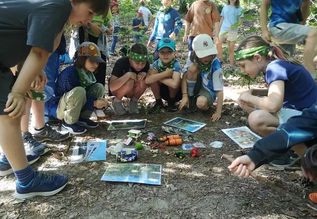 pielerisch entdeckten die Kinder die vier Säulen der Naturparke. Verschiedene Gegenstände halfen dabei, Bildung, Naturschutz, Erholung und Regionalentwicklung greifbar zu machen. 
 | Foto: LPV/F. Hohn