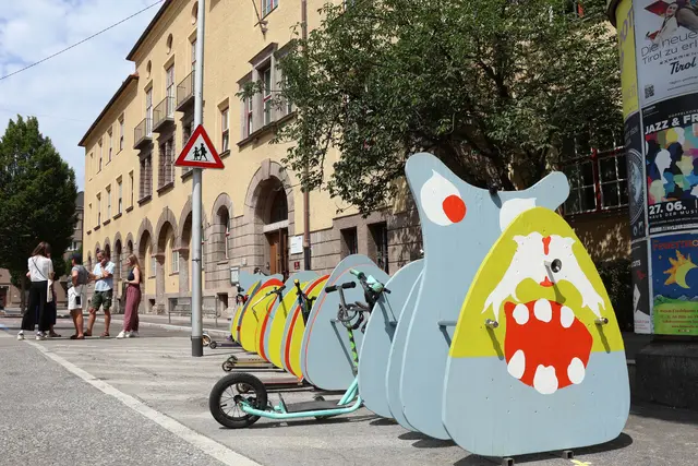 Neugestalteter Rollerparkplatz: Der bunte "Robin" verschönert den Pradler Platz vor der Volksschule Leitgeb I.	  | Foto: © Stadt Innsbruck/A. Steinacker