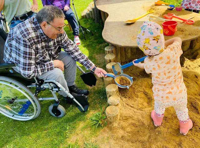 Bewohner Franz Kernstock beim Spielen mit einem Kind des Kindergartens. | Foto: PBZ Zwettl