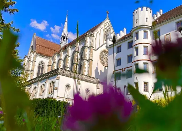 Foto: Christian Fasser: Direktorin Magistra Maria Strolz von den Sacré Coeur Schulen Riedenburg und International School, ist in der 412. Sendung zu Gast bei Andreas Seeburger in der Fernsehgondel am Muttersberg.