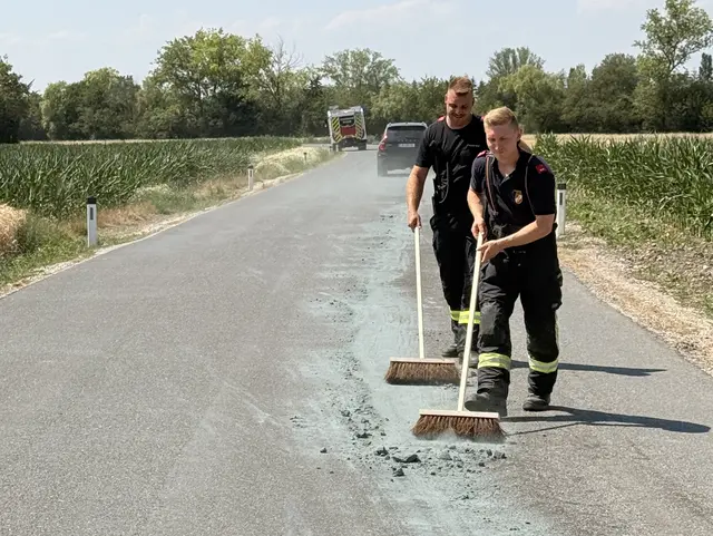 Ein Betriebsmittelaustritt auf der L2136 bei Nitzing hat am Dienstag einen Feuerwehreinsatz ausgelöst.  | Foto: FF Nitzing