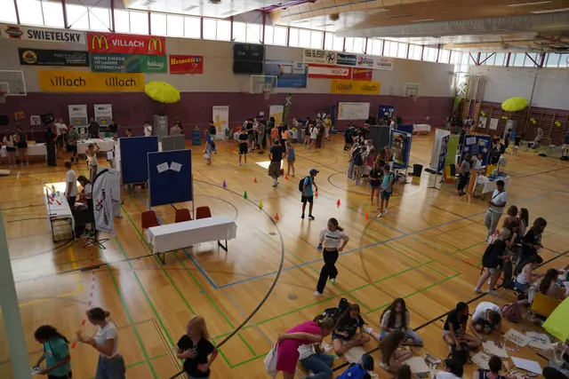 Die Turnhalle war voll mit Mitmach-Stationen.  | Foto: meinbezirk.at/Birgit Gehrke